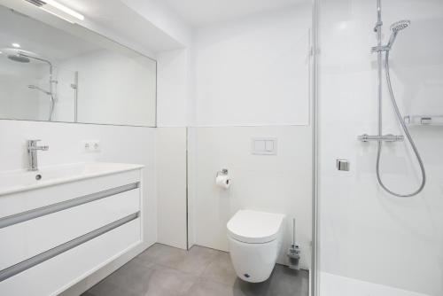 ein Bad mit einem WC, einem Waschbecken und einer Dusche in der Unterkunft Strandresidenzen Binz-Prora Strandresidenzen Binz-Prora V0 1 in Binz