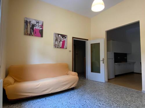 un soggiorno con divano e immagini appese al muro di Casa Maddalena a Casal Fiumanese