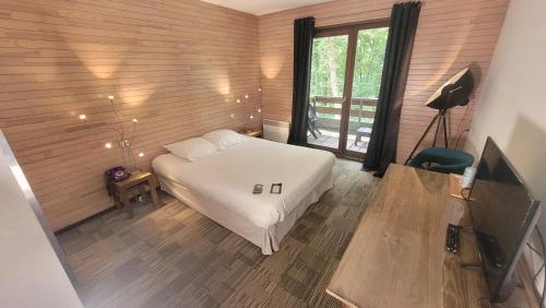 una camera con un letto bianco e una finestra di Enzo Hôtels - ST Eloy Metz Amneville By Kyriad Direct ad Amnéville
