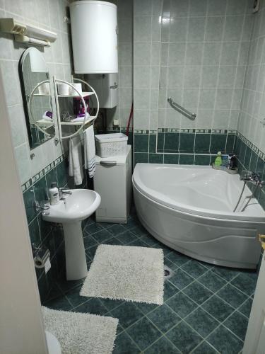 uma casa de banho com uma banheira, um WC e um lavatório. em Apartman Marija, Lukavica, Istočno Sarajevo em Lukavica