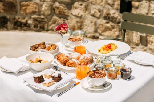 a table topped with plates of food and glasses of wine at Faro Punta Imperatore in Ischia