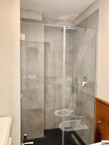 eine Dusche mit Glastür im Bad in der Unterkunft Maison barbuti in Salerno