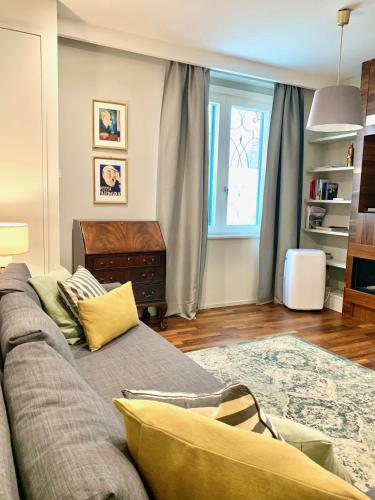 ein Wohnzimmer mit einem Sofa und einem Fenster in der Unterkunft Maison barbuti in Salerno