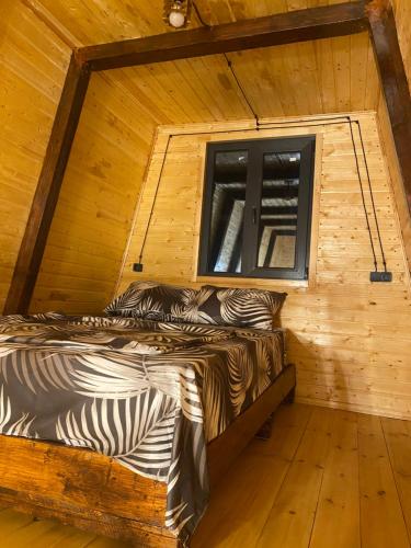 Cama con estampado de cebra en una habitación con ventana en Eco en Ereván