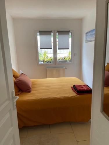 une chambre avec un grand lit avec deux fenêtres dans l'établissement Villa proche Arcachon, Dune, Plages, à La Teste-de-Buch