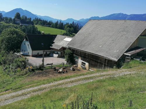 eine Luftansicht einer Scheune mit Tieren auf einem Feld in der Unterkunft Familienbauernhof Imitz, Ferienwohnung in Spital am Pyhrn