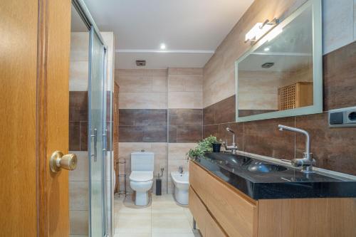 La salle de bains est pourvue d'un lavabo, de toilettes et d'un miroir. dans l'établissement ref 403, à Empuriabrava