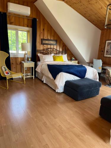 Postel nebo postele na pokoji v ubytování Chalets Plage St-Jean