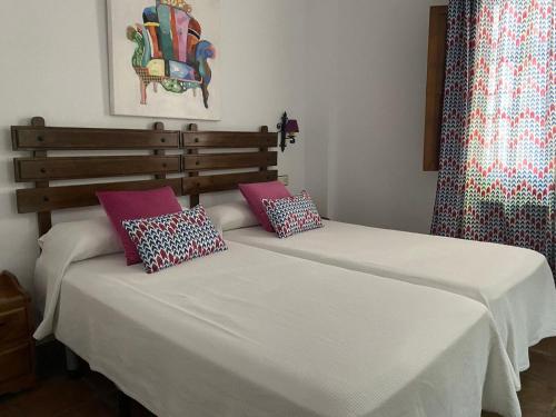two beds sitting next to each other in a room at Hospederia Casa de las Piedras in Grazalema