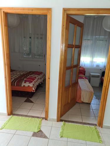 a room with a bedroom with a bed and a door at Zseki apartman in Hajdúszoboszló