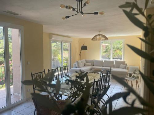 un salon avec un canapé et une table dans l'établissement Les Hauts d'Embres, à Embres-et-Castelmaure