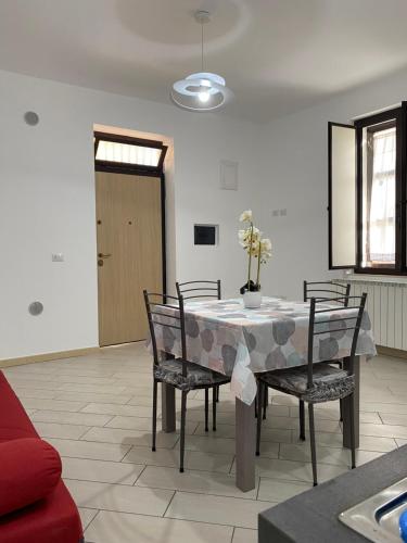 una sala da pranzo con tavolo e sedie di Casa Filomena a Vibo Valentia