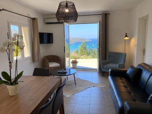 uma sala de estar com um sofá e uma mesa em La Citadelle Appartements em Saint-Florent