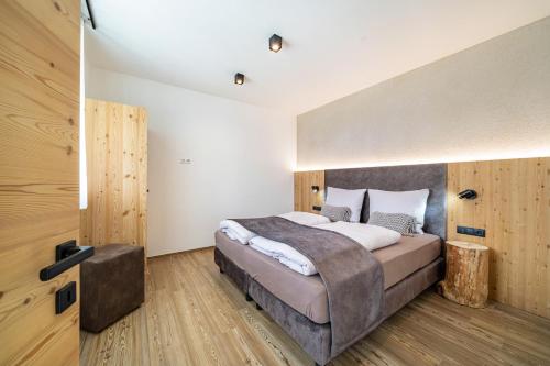 una camera con un grande letto di Paflur Lodges Abendrot a Lasa