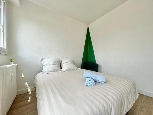 une chambre avec un lit avec une serviette dessus dans l'établissement Le Saint Agne, à Toulouse