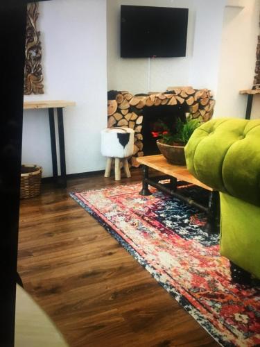 uma sala de estar com um sofá e uma lareira em Nana Macs em Praga