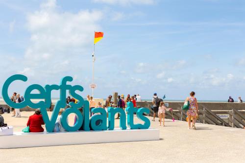 a sign that reads cities wonders on the beach at Dormio Resort Berck-sur-Mer in Berck-sur-Mer