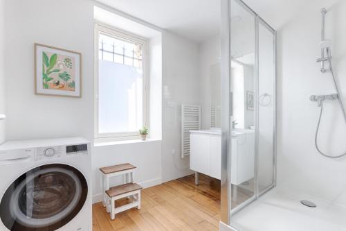 a white bathroom with a washing machine and a sink at La Terrasse à 15min de Disneyland Paris in Lagny