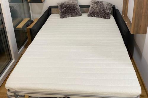 a bed in a room with a white mattress at Serviced Appartements im Zentrum Rohrbach #Komplett ausgestattet in Berg bei Rohrbach