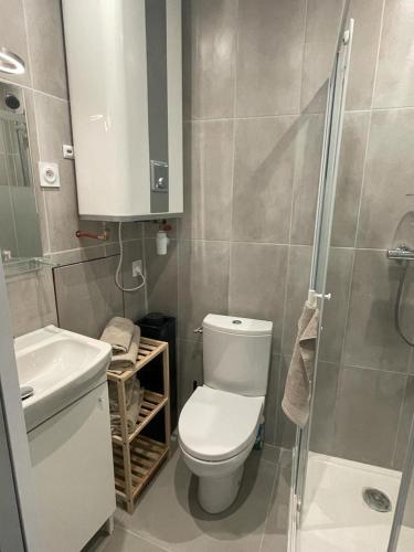 une salle de bain avec toilettes, lavabo et douche dans l'établissement SYDEL, à Paris