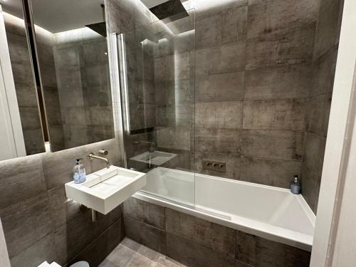 y baño con lavabo y bañera. en Ground floor flat in Maida Vale, en Londres