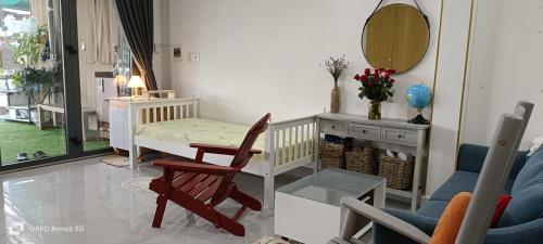 a living room with a table and chairs and a mirror at HOMESTAY -NHÀ MẸ KHANG in Cu Chi