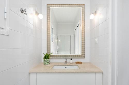 Ένα μπάνιο στο Eleftheria by Vintage Travel