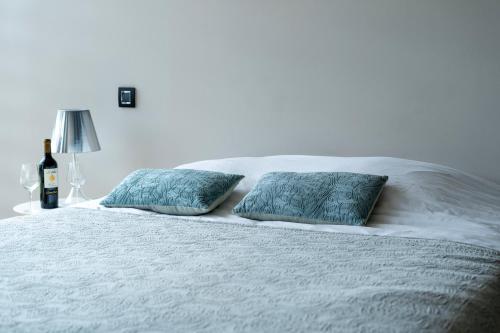Un pat sau paturi într-o cameră la Chambre La Fleur