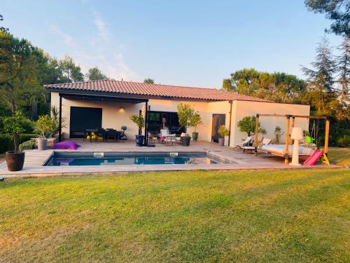 Photo de la galerie de l'établissement Villa moderne avec piscine, à Saint-Clément-de-Rivière