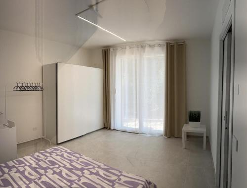 um quarto com uma cama e uma grande janela em Villa Family House , Senigallia , Trecastelli (AN) em Molino di Ripe