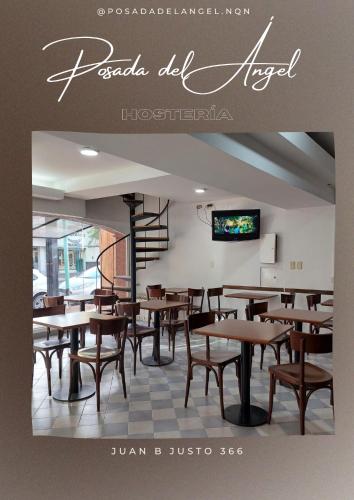 un ristorante con tavoli, sedie e TV di Posada del Angel a Neuquén