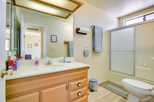 y baño con lavabo, aseo y ducha. en Tranquil Maricopa Retreat with Pool and Hot Tub, en Maricopa