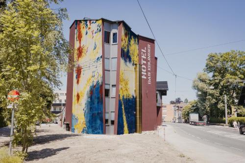 een gebouw bedekt met graffiti aan de straatkant bij Das Edlinger in Salzburg