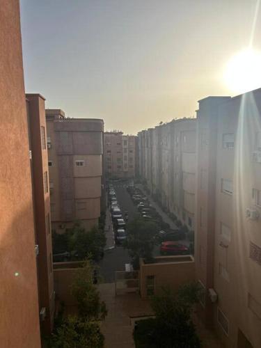 uma vista para uma rua numa cidade com edifícios em Appartement jnane aourad em Marrakech