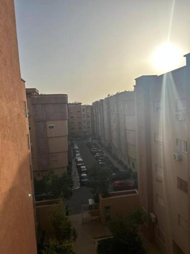 uma vista para uma rua da cidade com edifícios e carros em Appartement jnane aourad em Marrakech