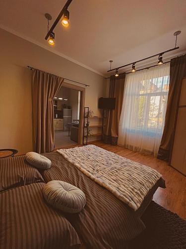een slaapkamer met 2 bedden met kussens erop bij Apart23 in Lviv