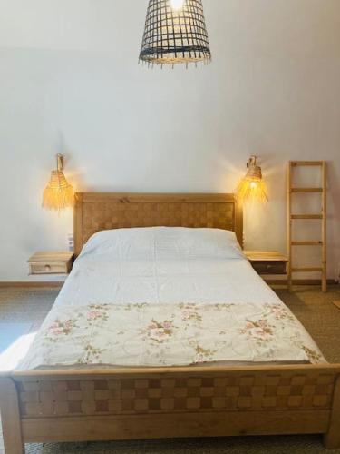 - un lit dans une chambre avec deux lumières sur le mur dans l'établissement La Torre, à Maraussan