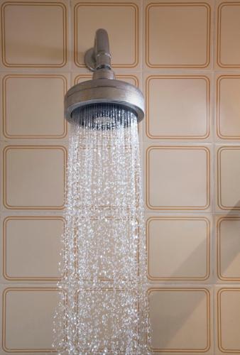 Un cabezal de ducha del que sale agua en Hotel Moncloa, en São Paulo