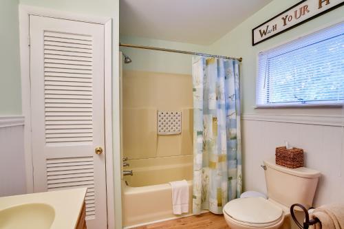 La salle de bains est pourvue de toilettes, d'une douche et d'un lavabo. dans l'établissement Cozy Cohocton Cottage with Private Beach and Deck!, à Cohocton