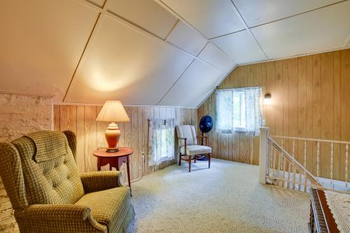 - un salon avec un canapé et une chaise dans l'établissement Cozy Cohocton Cottage with Private Beach and Deck!, à Cohocton