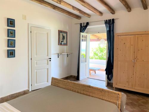 Ένα ή περισσότερα κρεβάτια σε δωμάτιο στο Casa Surya - Sea view terrace, Isola Salina