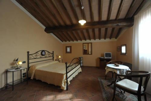 A bed or beds in a room at Gli Oleandri