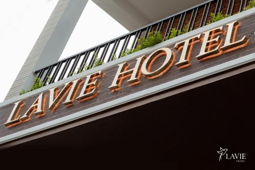 a sign on the side of a building that reads valley hotel at Khách sạn Lavie Hotel Quảng Ngãi in Quang Ngai