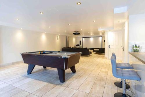 a living room with a pool table and a couch at Huge 6 Bed House with Entertainment room and Hotub in Southampton