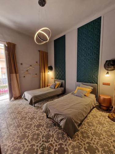 1 dormitorio con 2 camas y ventana grande en Piso 90 m2, centro Alicante (C&D), en Alicante