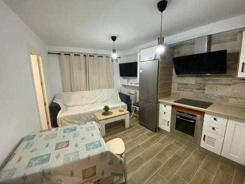 a small room with a bed and a kitchen at Piso amplio completo en Almería para 9 personas in Almería
