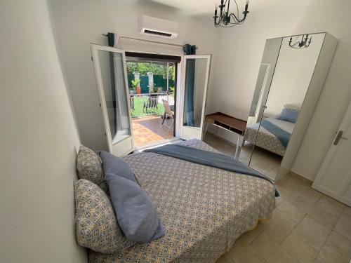 - une chambre avec un lit, un canapé et un miroir dans l'établissement Magnifique et paisible T2, à Marseille
