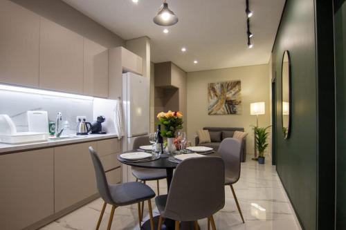 Luxury 2 bedroom apt in Athens center