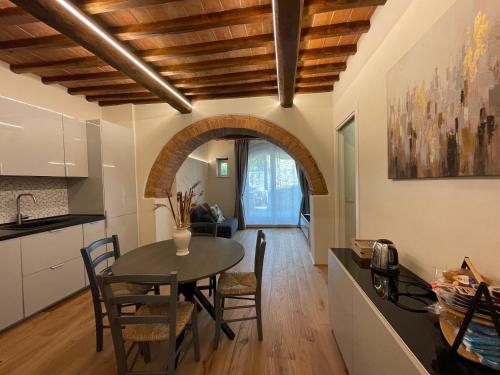 uma cozinha e sala de jantar com mesa e cadeiras em CASA DI ELENA em Montalcino