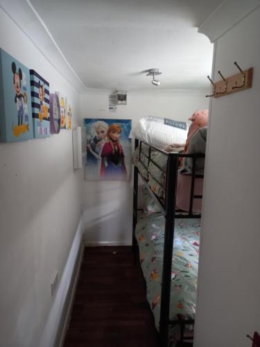 une chambre avec des lits superposés et une chambre avec un couloir dans l'établissement Bluebell chalet, à Leysdown-on-Sea